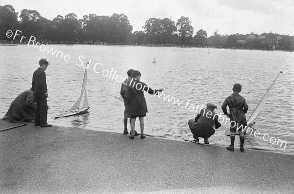 MODEL YACHTS IN KENSINGTON GARDENS